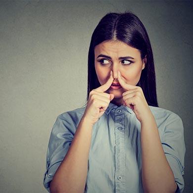 How to control bad breath in front of others?